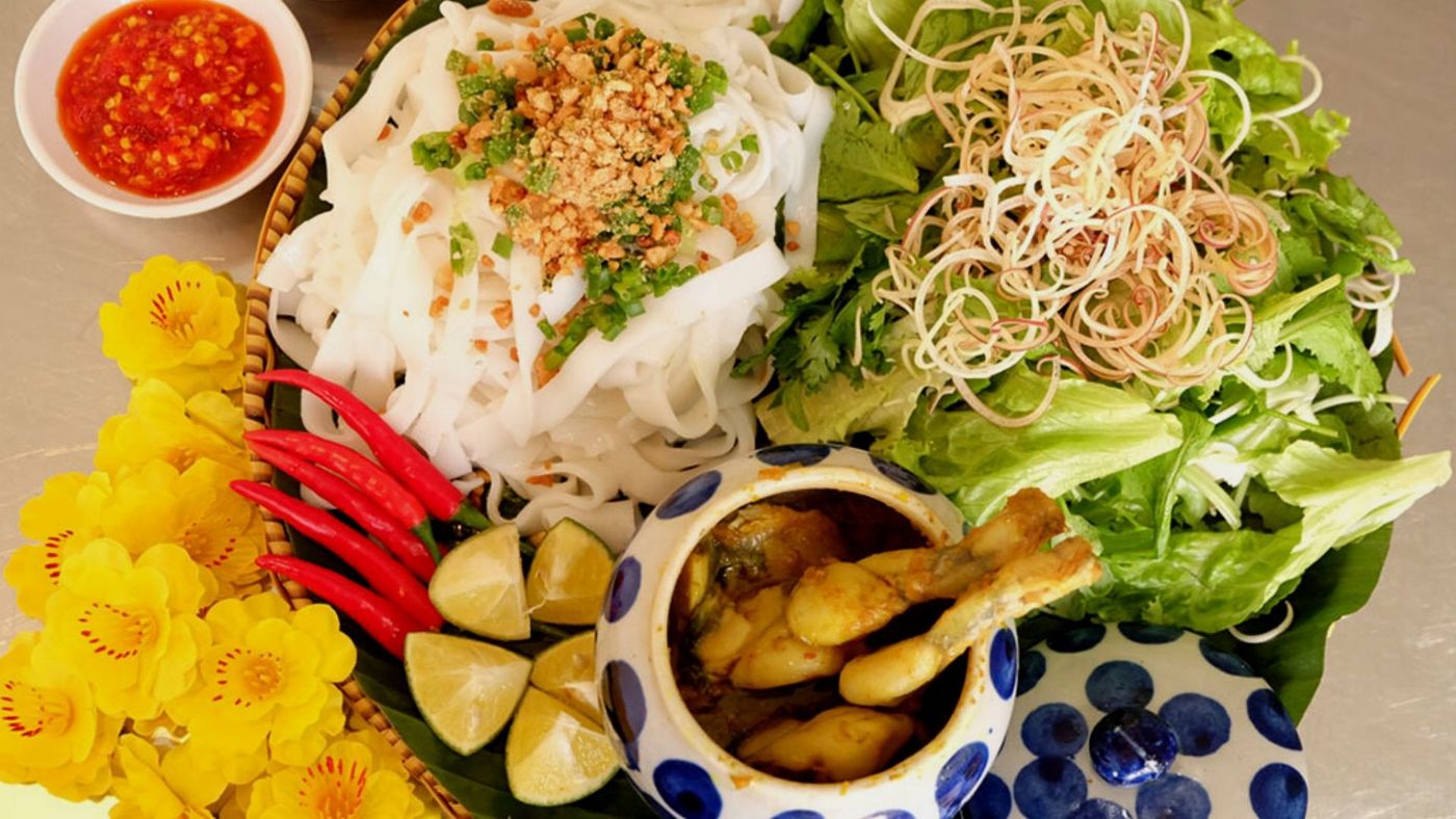 Awesome Noodle Dishes Worth Flying to Hoi An For: Quang noodles ...